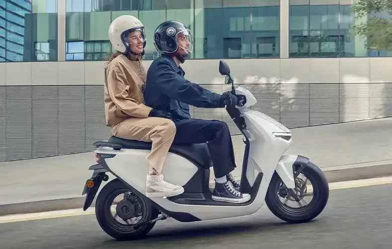 Scoopy Prestige White